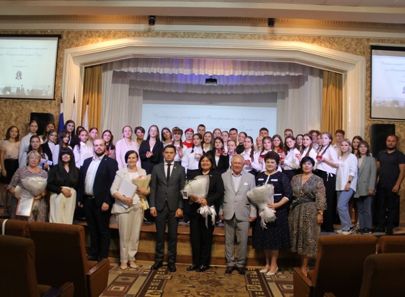 Протоиерей Роман Амплеев поприветствовал молодых парламентариев Новошахтинска