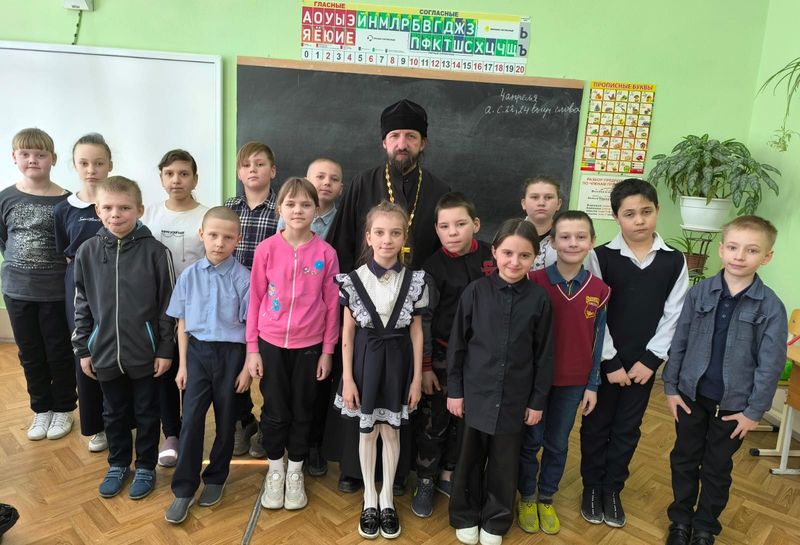 Иеромонах Арсений (Алимов) провел беседы с учащимися школы №22 поселка Горный