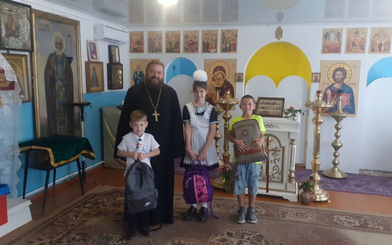 В пос. Кадамовский и ст. Кривянской прошла благотворительная акция «Соберем ребенка в школу»