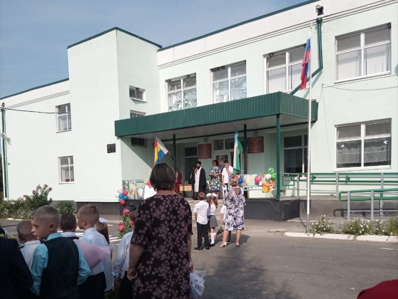 На новый учебный год учеников Нижне-Калиновской школы напутствовал протоиерей Игорь Жевердан