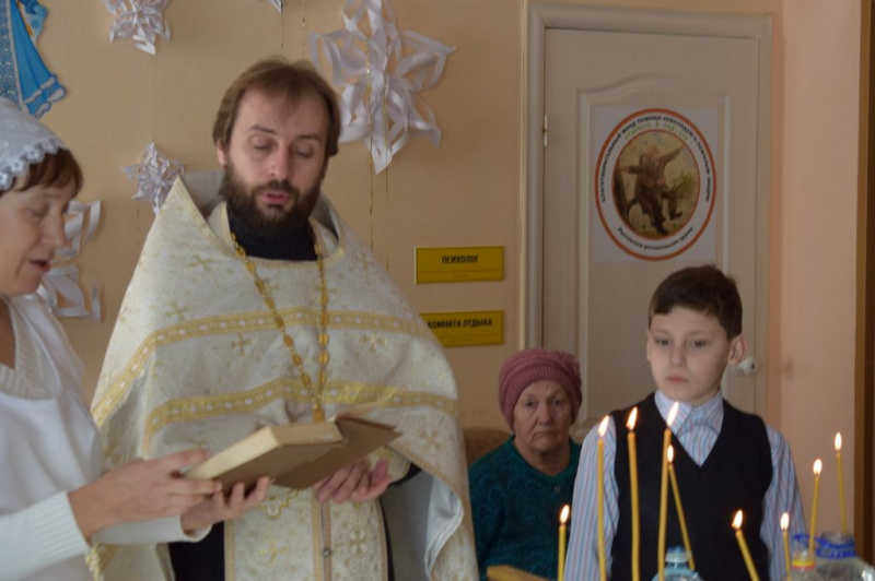 В праздник Крещения Господня протоиерей Сергий Яценко совершил чин великого освящения воды в социально-реабилитационном Центре пос. Каменоломни