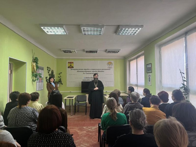 Благочинный приходов Александровск-Грушевского округа иерей Александр Теличкин встретился с коллективом Департамента труда и соцразвития