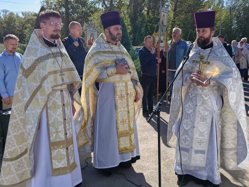 Соборное богослужение в храме поселка Каменоломни и крестный ход прошли в день воспоминания чуда, совершенного Архангелом Михаилом в Хонех