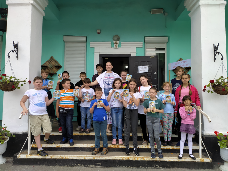 Воспитанники летнего лагеря «Шестоднев» при храме великомученика и целителя Пантелеимона г. Гуково посетили спектакль