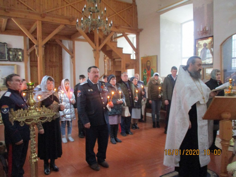 В храме Святой Троицы хутора Волченский прошел молебен, посвященный 450-летию служения донских казаков Российскому государству