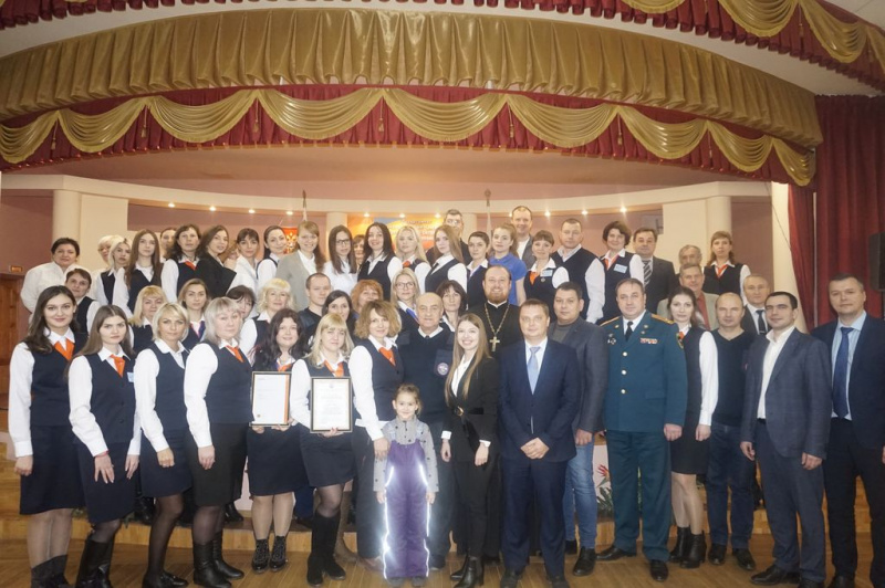 Спасатели ГКУ РО «Центр информационного обеспечения безопасности населения» подвели итоги работы за год. От имени духовенства Шахтинской епархии спасателей поздравил протоиерей Роман Амплеев