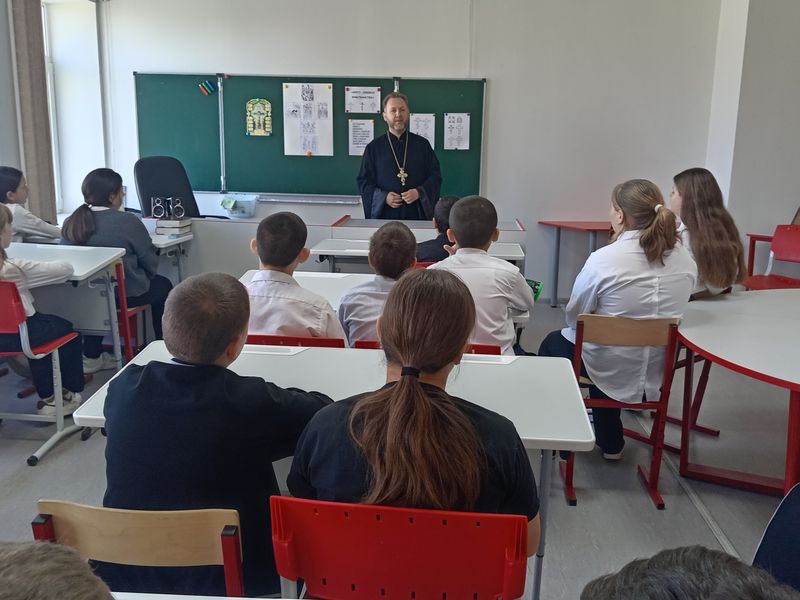 В казачьей школе хутора Арпачина прошла встреча учащихся с духовником школы