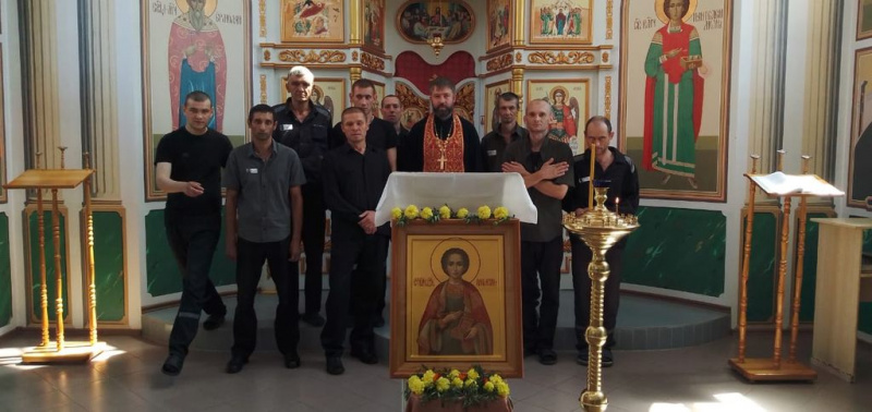 В день памяти великомученика и целителя Пантелеимона иерей Андрей Ковалев совершил Божественную литургию в храме в лечебном исправительном учреждении 20 г. Шахты