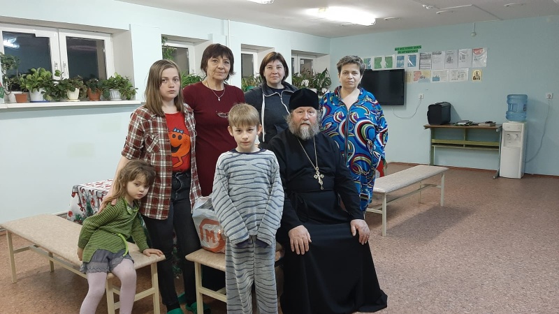 Духовную и гуманитарную помощь беженцам из Донбасса оказывает протоиерей Александр Бралгин в станице Обливской