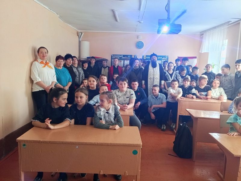 Священник посетил школу в слободе Позднеевка в праздник Крещения Господня