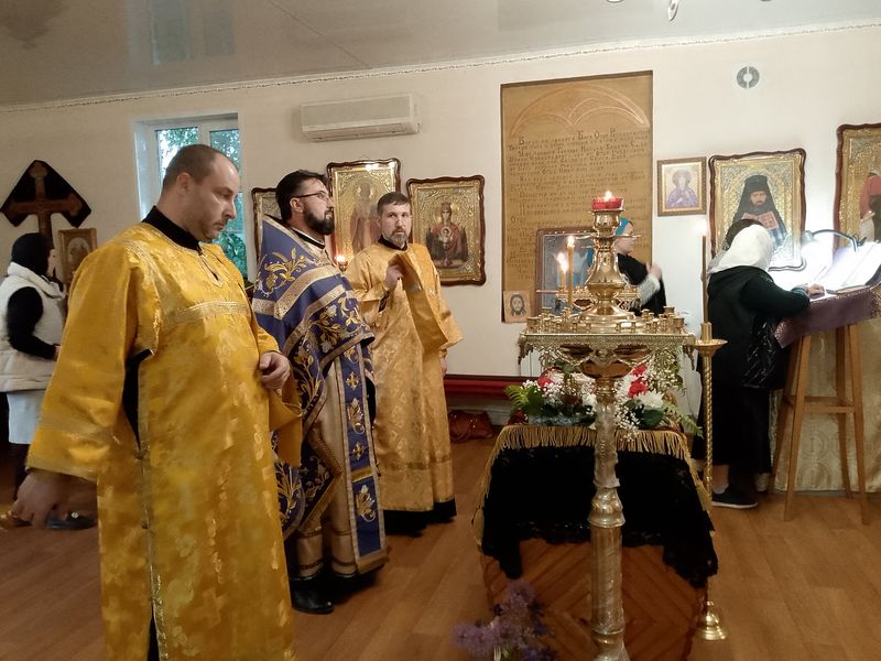 Протоиерей Игорь Жевердан совершил в Страстную пятницу Вечерню с выносом плащаницы Спасителя