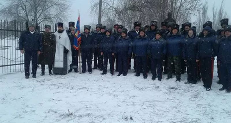 На братской могиле воинов-освободителей пос. Аютинский г. Шахты от германских захватчиков настоятель Никольского храма иерей Иоанн Трофимов совершил панихиду по павшим героям, в «православной вере скончавшихся»