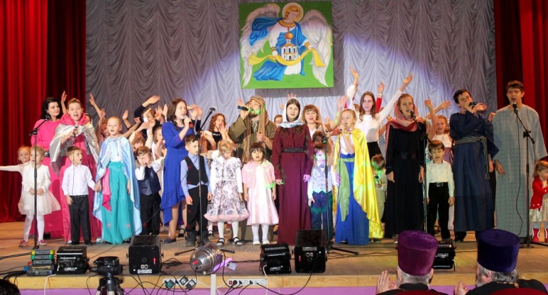 Колядками, танцами и стихами прославляли ученики Воскресной школы «Свет ангела» при храме великомученика и целителя  Пантелеимона г. Гуково Рождество Господа нашего Иисуса Христа