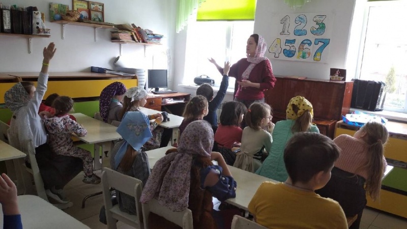 В воскресной школе храма великомученика Пантелеимона г. Гуково поздравили педагогов с Днем учителя