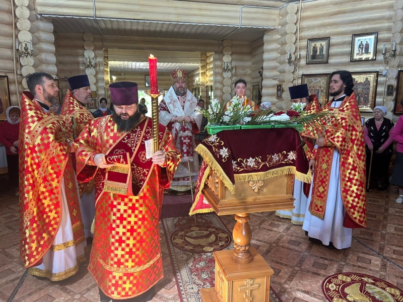 Во вторник Светлой седмицы Преосвященнейший епископ Симон совершил Литургию в храме великомученицы Екатерины города Красный Сулин 
