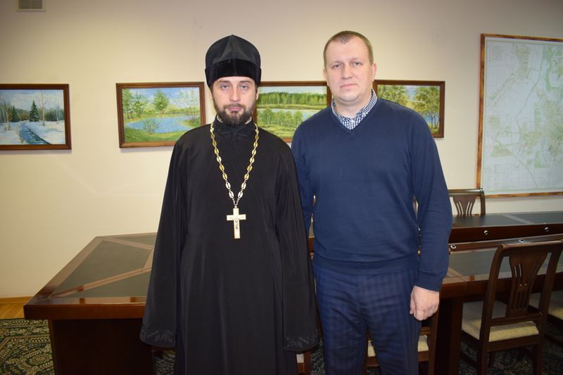 Подготовку и проведение рождественских мероприятий в г. Шахты обсудили протоиерея Сергия Яценко и заместитель главы Администрации П.С. Стуров