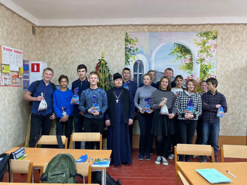 В преддверии праздников иерей Игорь Лосев посетил школу ст. Калитвенской