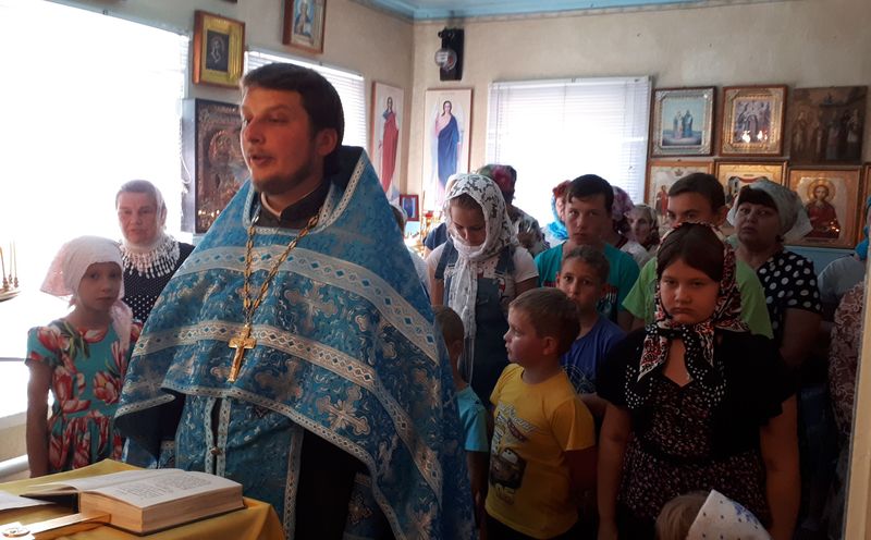 Иерей Александр Левчик совершил молебен для учащихся в храме Покрова Пресвятой Богородицы ст. Каргинская