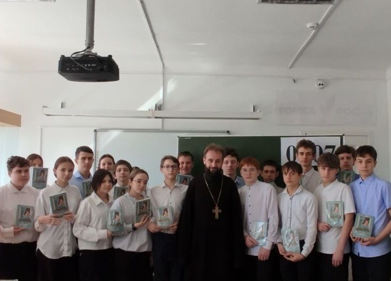 «Разговоры о важном»: священник рассказал школьникам об истории книгопечатания