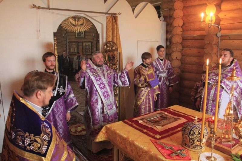 Преосвященнейший епископ Симон с архипастырским визитом посетил Сулинское благочиние и возглавил Литургию в храме Архиерейского подворья в честь великомученицы Екатерины г. Красный Сулин