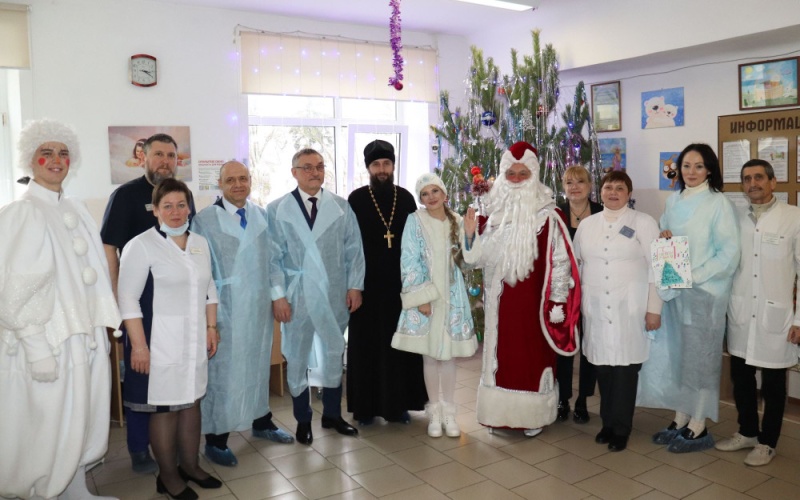 С наступающими Рождеством Христовым и Новым годом поздравили детей, находящихся на лечении в шахтинской больнице