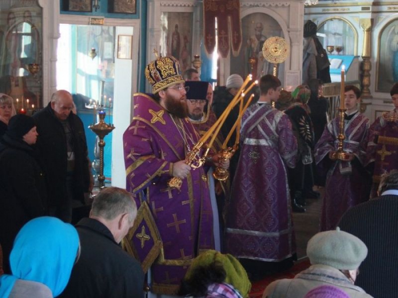 Накануне Крестопоклонной недели епископ Игнатий в приграничном с Украиной городе Новошахтинске освятил надглавные кресты для Покровского храма