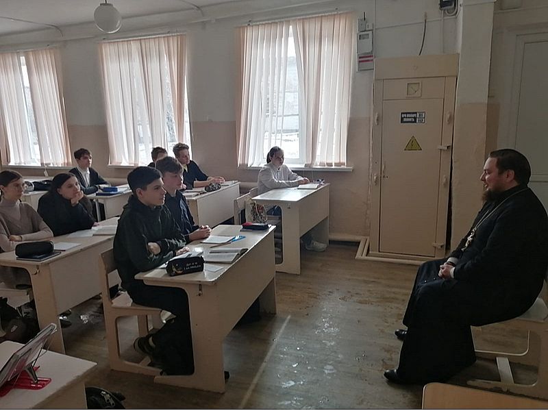 Благочинный приходов Донецкого округа посетил школу №4