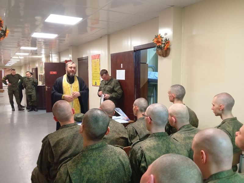 Иерей Сергий Липень посетил военнослужащих срочной службы 163-го танкового полка