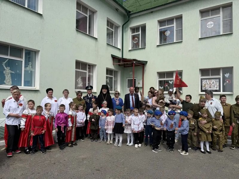 Благочинный Миллеровского округа посетил торжественное мероприятие в детском саду «Академия детства»
