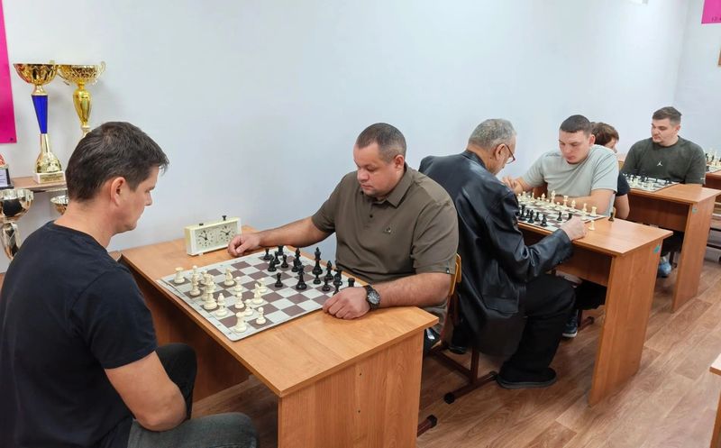 В Багаевской школе №1 прошёл традиционный шахматный турнир «Папа, мама, я — вместе шахматная семья»