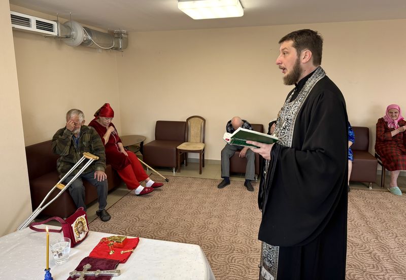 Священник побывал с визитом в реабилитационном отделении для граждан пожилого возраста и инвалидов станицы Боковской