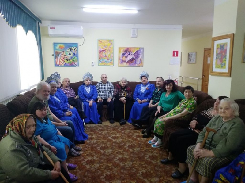Получателей социальных услуг Социально-реабилитационного отделения города Новошахтинска поздравили с праздником Победы