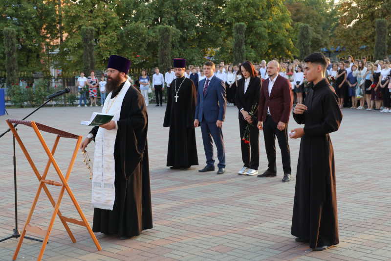 На соборной площади в кафедральном городе Шахты почтили память жертв в Беслане