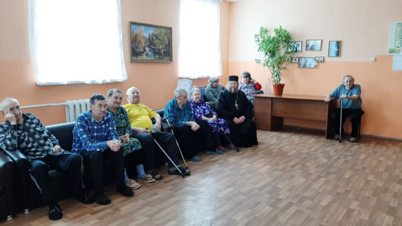Протоиерей Александр Бралгин с пастырским визитом посетил Дом престарелых Обливского района