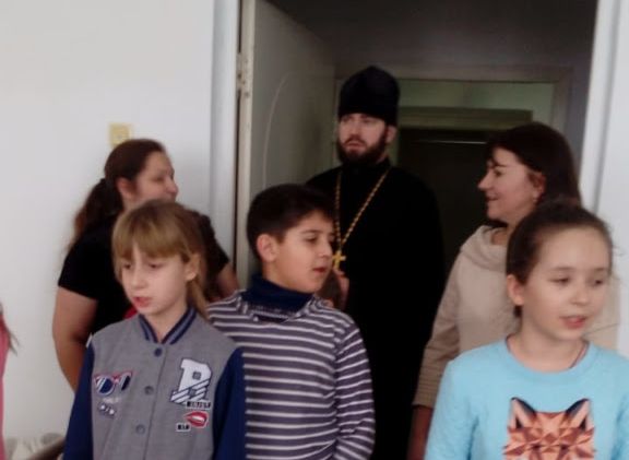 Рождественское поздравление пациентов Миллеровской окружной больницы учащимися Воскресной школы и клириком Свято-Пантелеимоновского храма иереем Георгием Лукащук