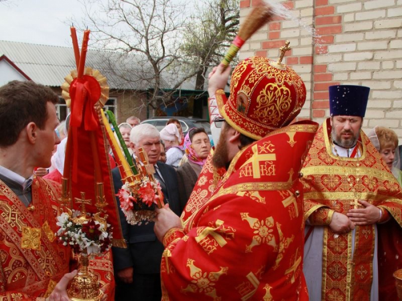 В понедельник Светлой седмицы Пасхальные торжества в Шахтинской епархии начались с Литургии, которую епископ Игнатий совершил в Пантелеимоновском храме пос. Глубокий