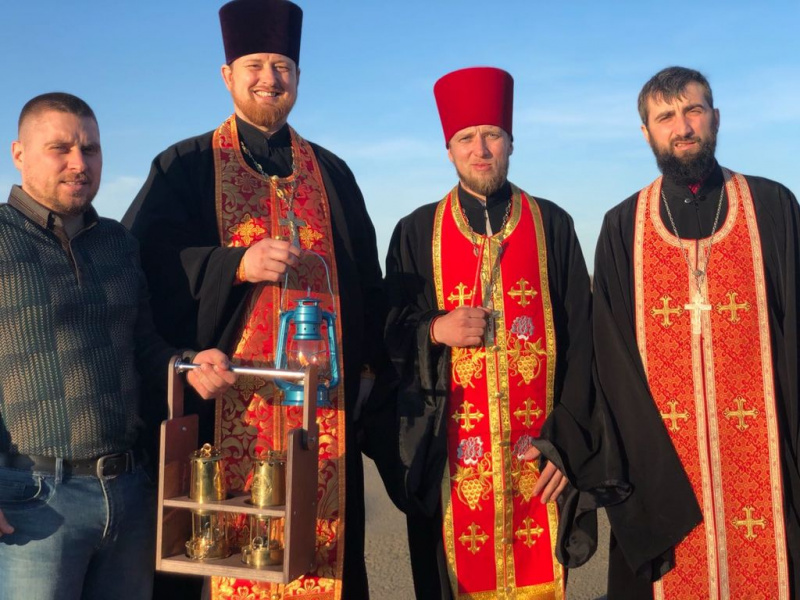 Из Шахтинской епархии Благодатный огонь передан верующим юго-востока Украины