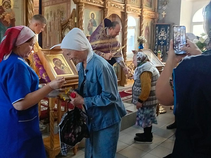 В Донском храме г. Новошахтинска поздравили прихожан, достигших «возраста духовной мудрости»
