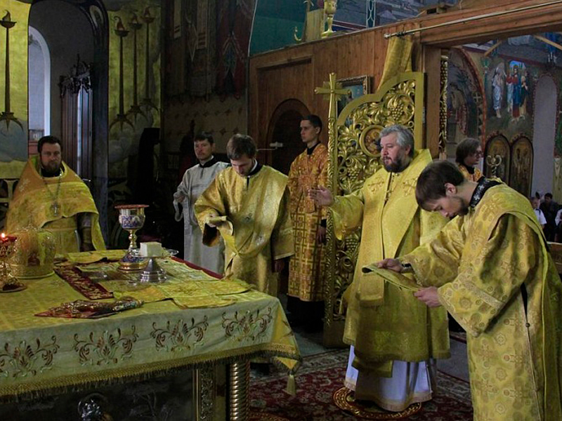 В Рождество Пророка, Предтечи и Крестителя Господня Иоанна Преосвященнейший епископ Симон возглавил Божественную литургию в Покровском кафедральном соборе г. Шахты