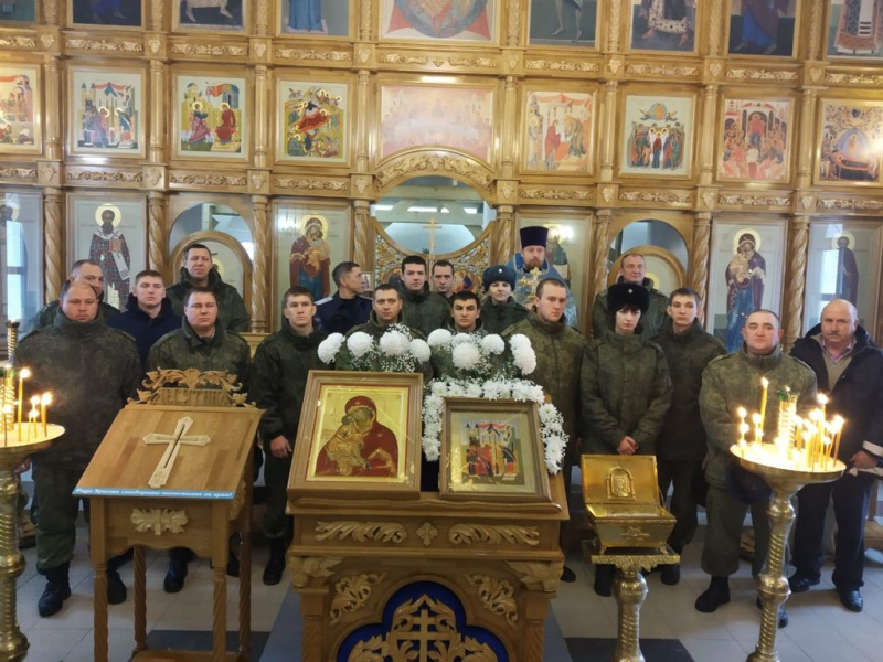 Традиционная совместная молитва, в которой приняли участие военнослужащие и ветераны пограничных войск, казаки и казачки, прошла в Донском храме г. Новошахтинска