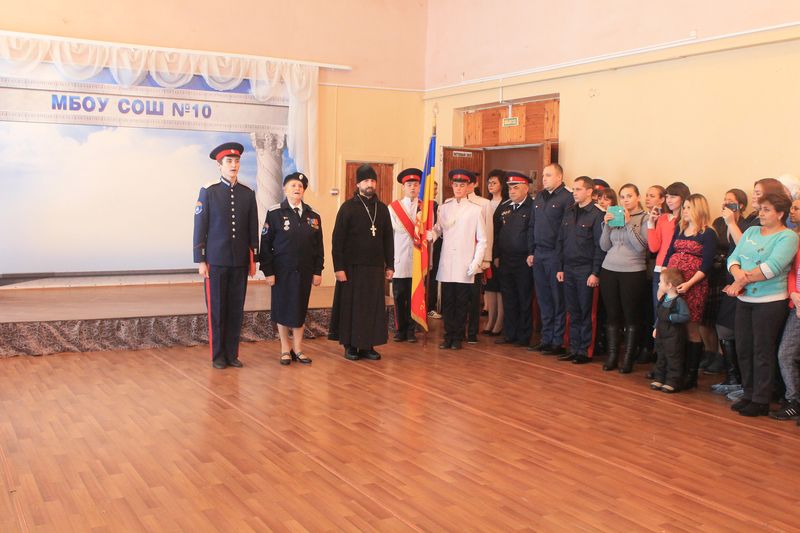 В школе № 10 г. Красный Сулин состоялось торжественное посвящение учащихся 1-го класса в казачата