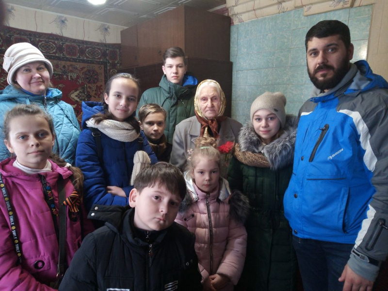 С Днём Защитника Отечества поздравили ветеранов Великой Отечественной Войны юные прихожане Свято-Пантелеимоновского прихода г. Гуково