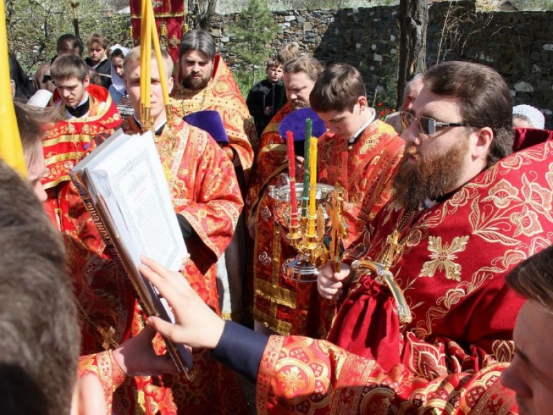 Пасхальные торжества в Шахтинской епархии. В субботу Светлой седмицы епископ Игнатий совершил Литургию в Покровском храме г. Красный Сулин