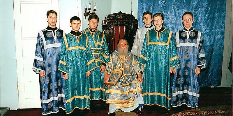 «БЛАГОСЛОВИТ, ПРИЖМЕТ ТВОЮ РУКУ, ПОСМОТРИТ В ГЛАЗА…»