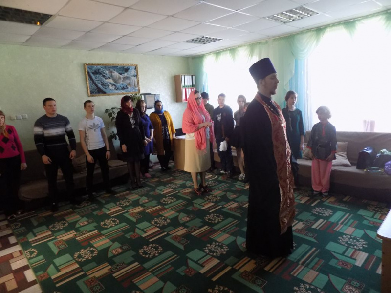 Ученики церковно-приходской и воскресной школ ст. Вешенской во главе с благочинным Верхнедонского района иереем Романом Митяшиным посетили детский дом хутора Калининский