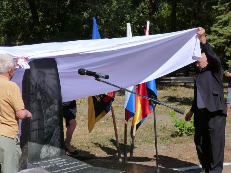 В поселке Майский в канун Дня Шахтера состоялось открытие и освящение памятника шахтерской славы