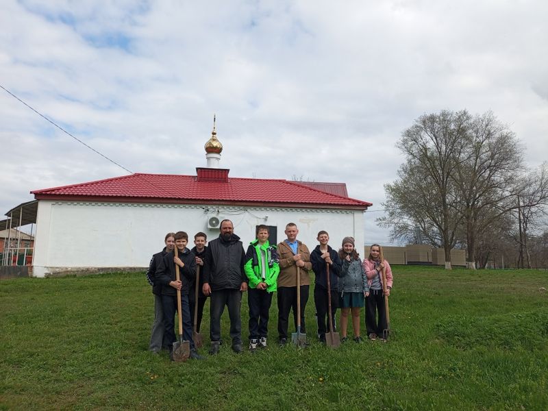 Ученики и учителя Первомайской школы приняли участие в акции «День добрых дел»