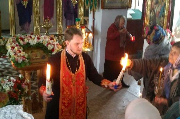 В Зверево-Никольском благочинии встретили благодатный огонь
