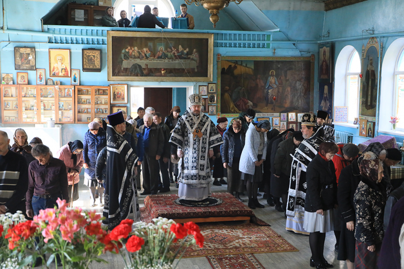 В Великий Вторник Страстной седмицы Великого поста Преосвященнейший епископ Симон возглавил литургию Преждеосвященных Даров в храме святителя Николая города Шахты