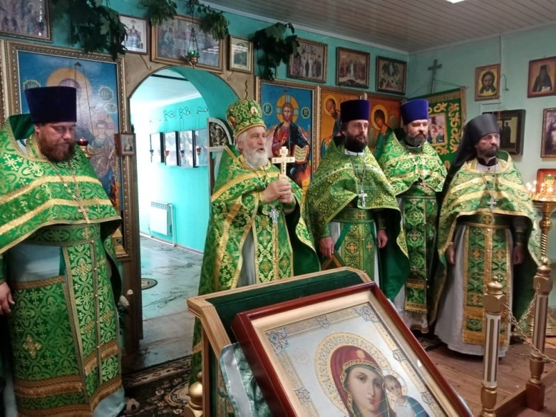 В храме в честь Святой Троицы г. Шахты соборным богослужением отметили престольный праздник